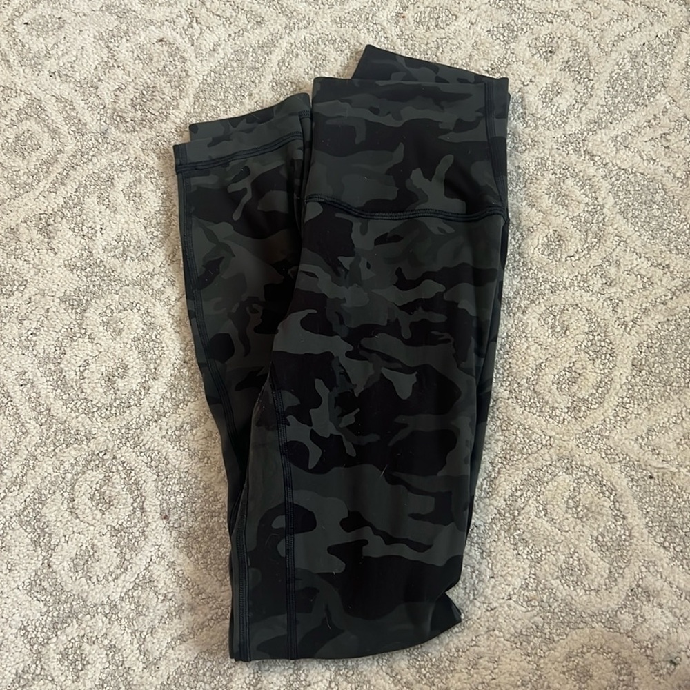 Woman’s Lulu lemon Camo aligns